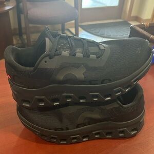 On cloud cloud monsters -men’s size 7- like new